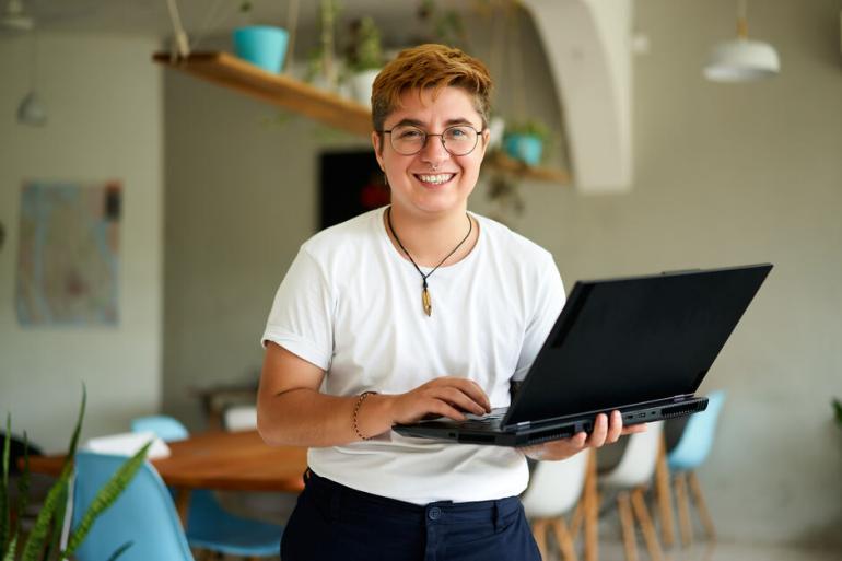 Mujer sujetando un computador portátil